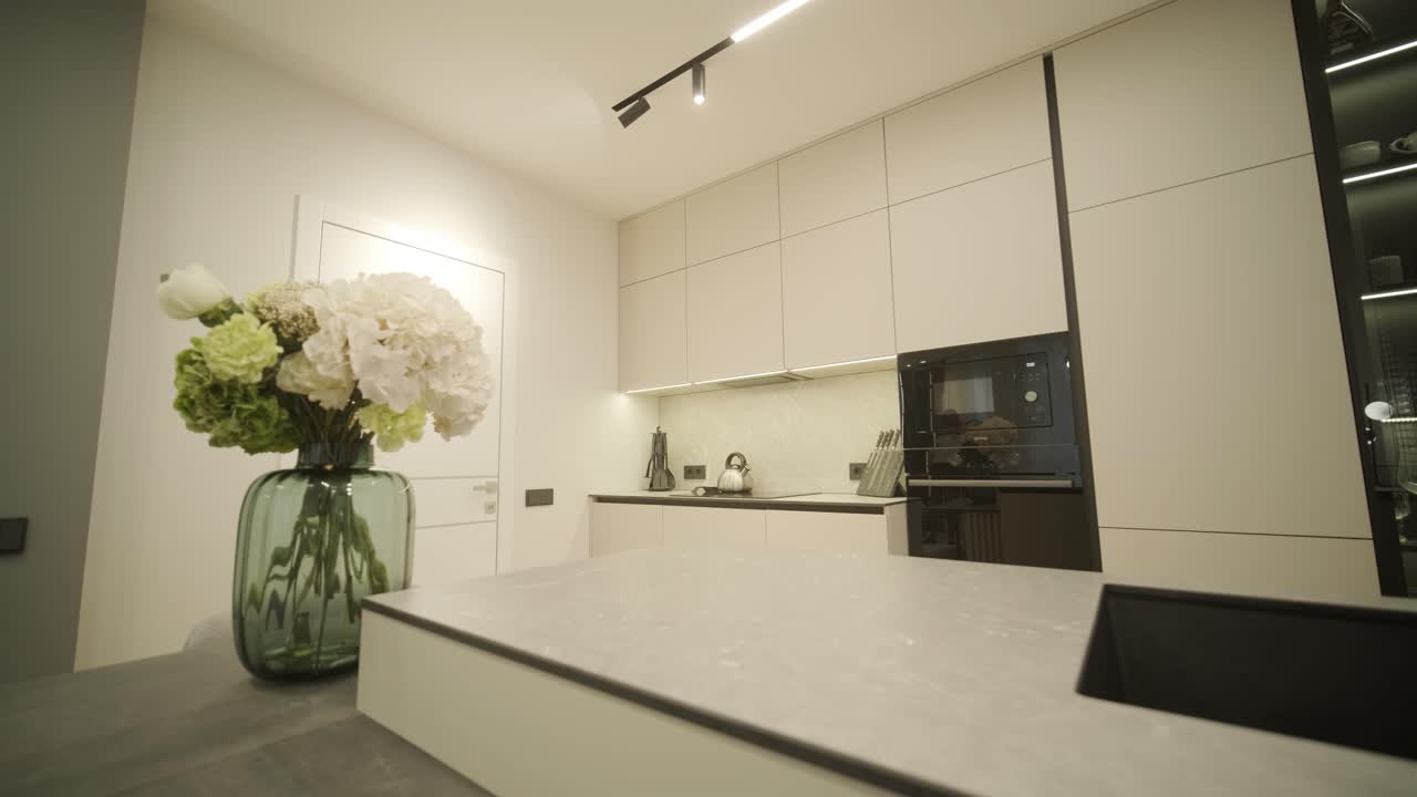 Interior de cozinha minimalista moderna com janelas grandes e tons neutros