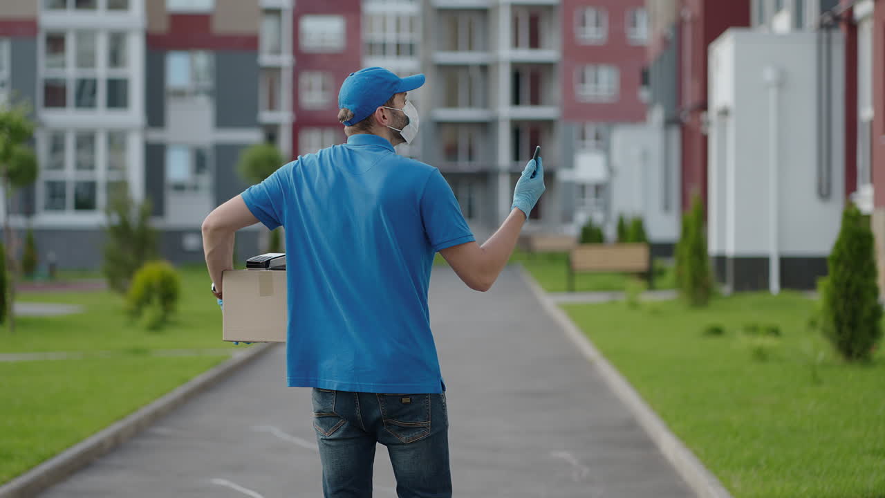 Un corriere cerca il telefono cellulare per consegnare l'indirizzo del cibo da un negozio. Il fattorino naviga sul telefono in città cercando gli indirizzi di consegna dei negozi. Consegna veloce