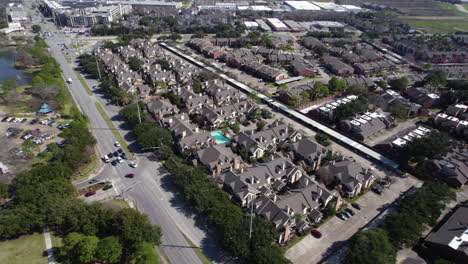 Vista-Aérea-De-Una-Comunidad-Residencial-De-Lujo-En-El-Sur-De-Houston,-TX,-EE.UU.,-Cerca-Del-área-Del-Centro-Médico-Y-Del-Parque-Hermann.