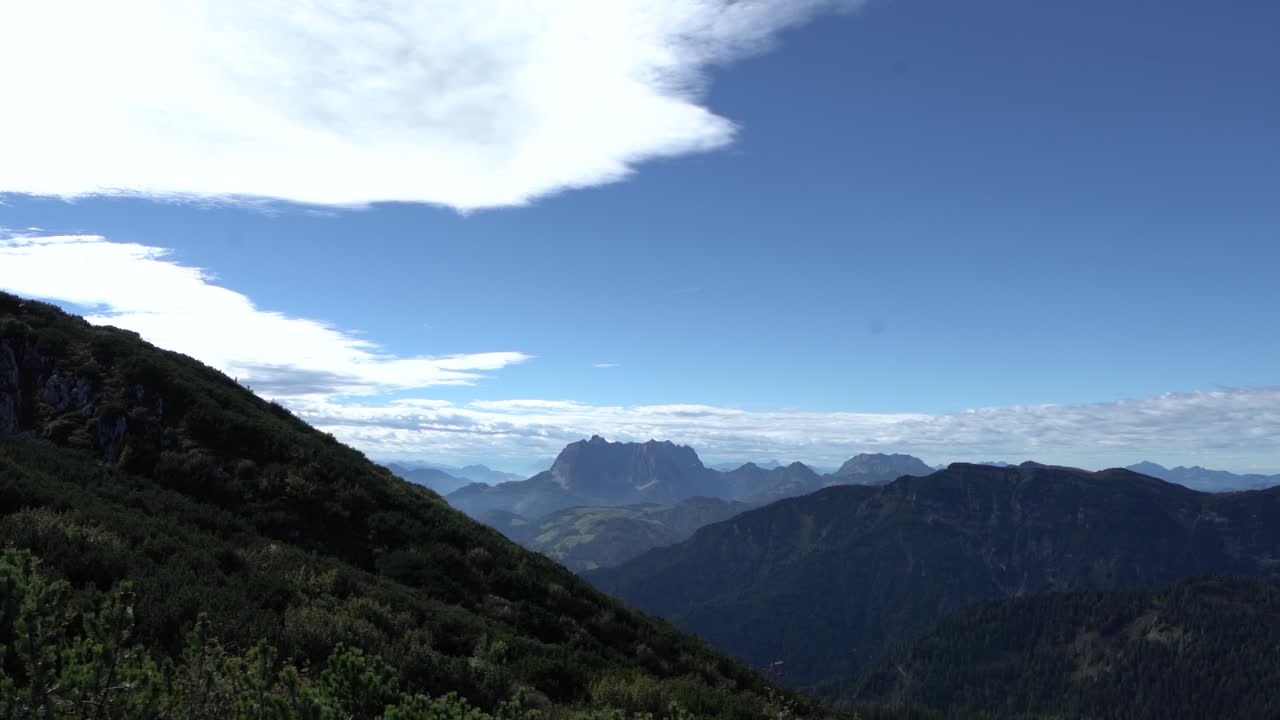 와일더 카이저-1에 대한 티롤 알프스의 선 돌 위의 짐벌 60fps 슬로모 크레인