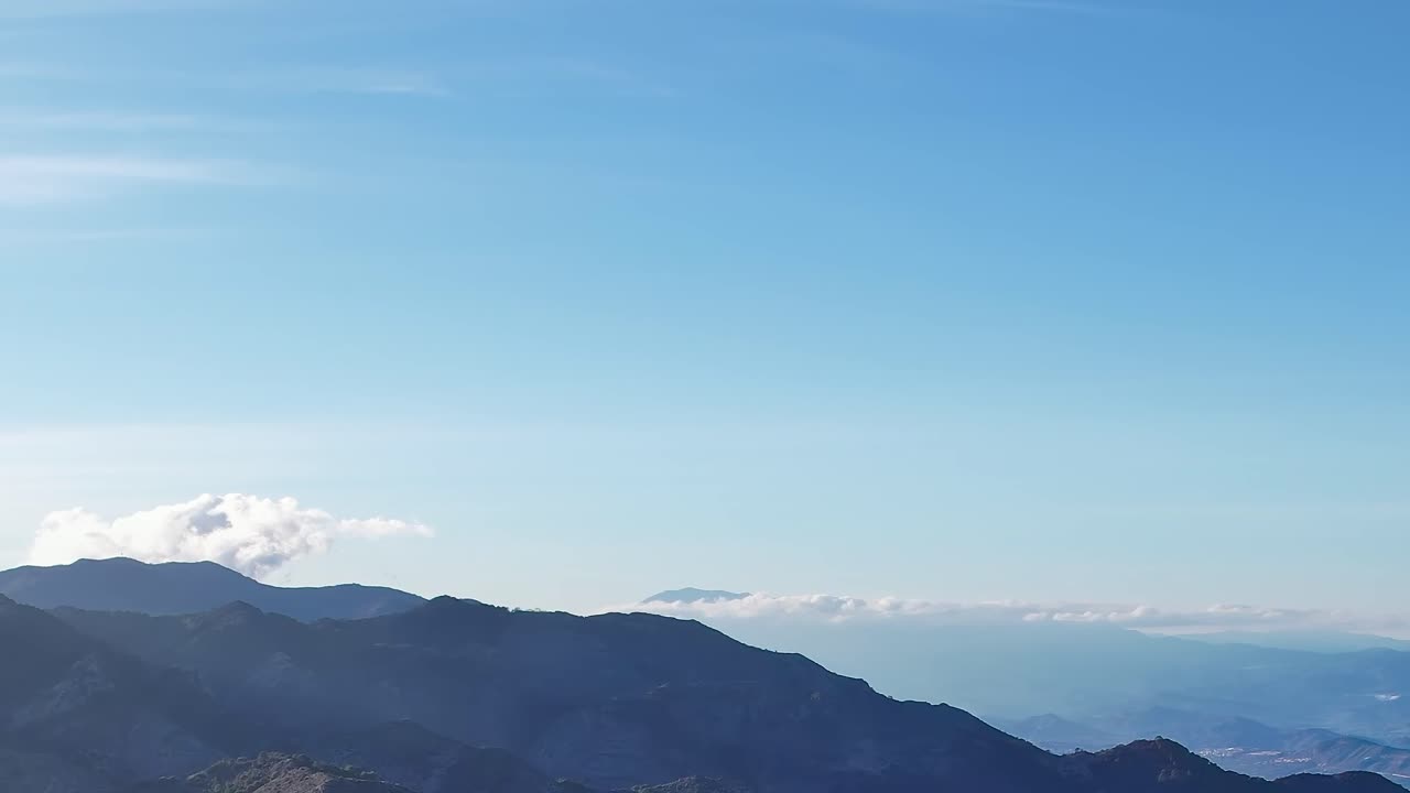 西班牙馬拉加日間的山巒與天空景色