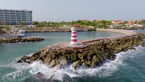 Tiro-En-órbita-Alrededor-Del-Hotel-Marina-Hilton-Garden-Inn-En-El-Mar-Caribe-En-La-Romana,-República-Dominicana