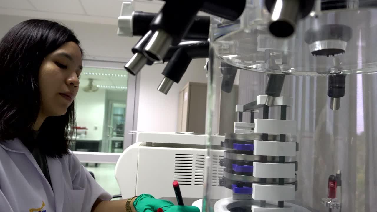 científico que trabaja en el laboratorio