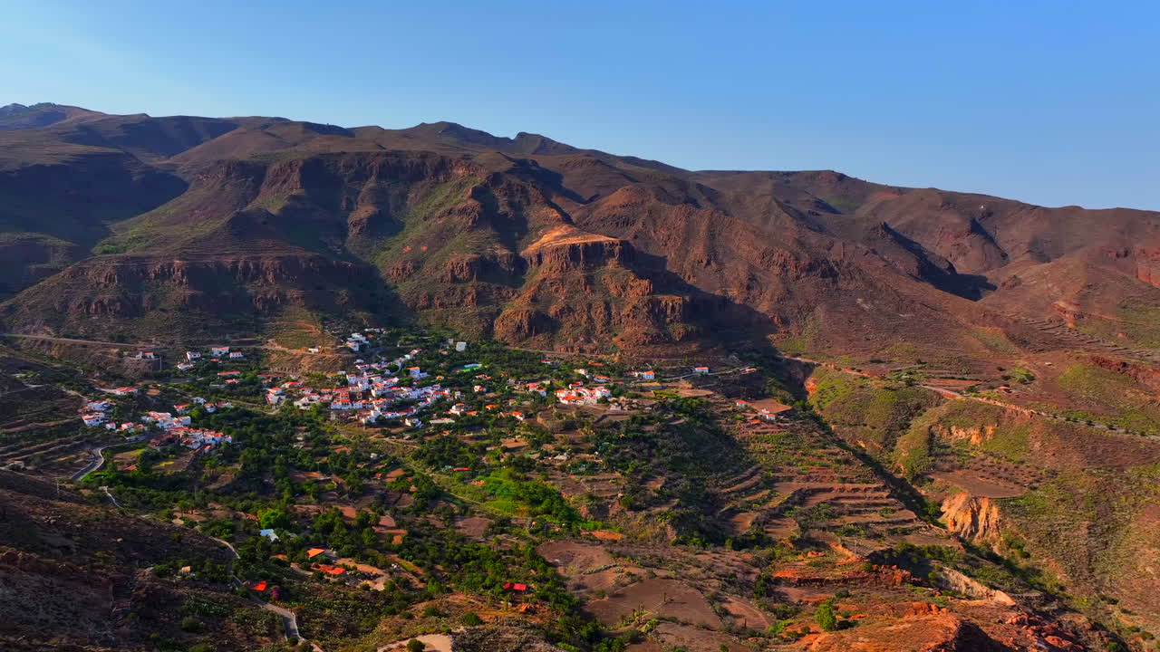 그란 카나리아 에 있는 아기메스 시 에 있는 테미사스 시 와 오디엔시아 동굴 의 파노라마 항공 전망