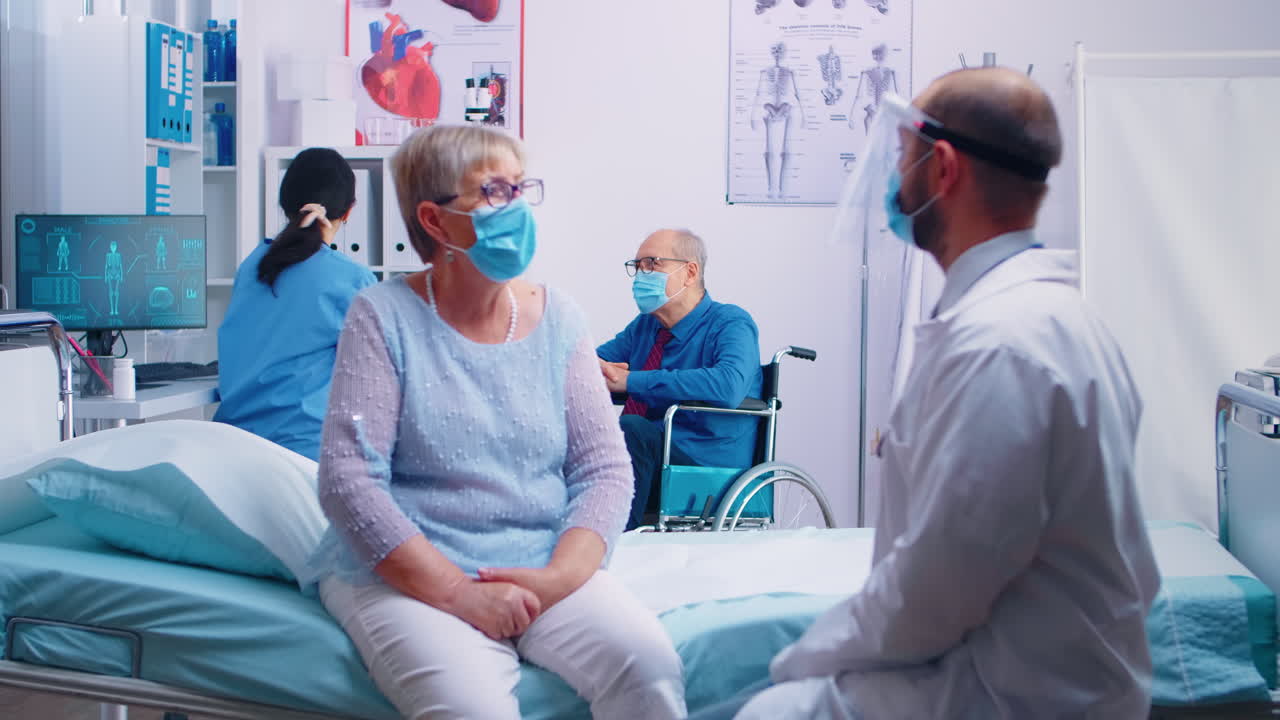 dos personas mayores en el médico