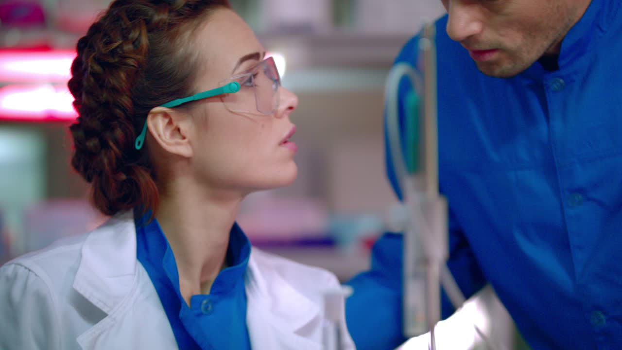 investigadora de laboratorio en el laboratorio. retrato de una mujer científica hablando con un hombre