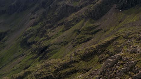 Una-Toma-Panorámica-Que-Revela-La-Ladera-De-Una-Montaña-Rocosa-En-Las-Tierras-Altas-De-Escocia-|-El-Valle-Perdido,-Glencoe,-Escocia-|-Filmado-En-4k-A-30-Fps