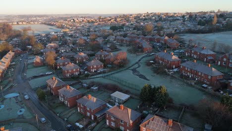una vista a ojo de dron captura la fama de dewsbury moor council estate, un típico desarrollo de viviendas de propiedad del consejo urbano del reino unido con casas adosadas de ladrillo rojo y el industrial yorkshire