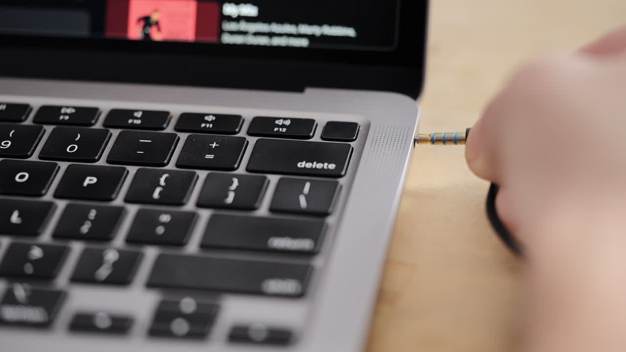 랩톱 컴퓨터에 액세서리가 있는 플러그가 없는 경우 - 헤드폰 또는 스피커 잭