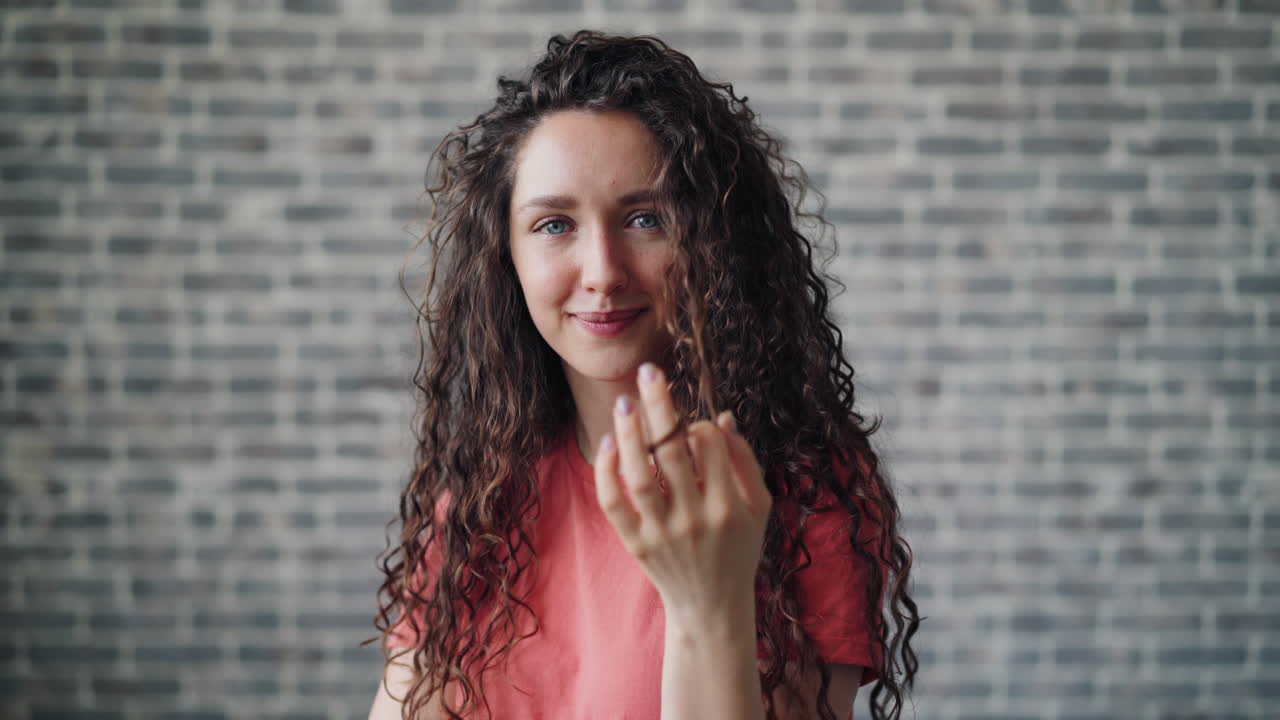 mujer sonriente con el cabello rizado