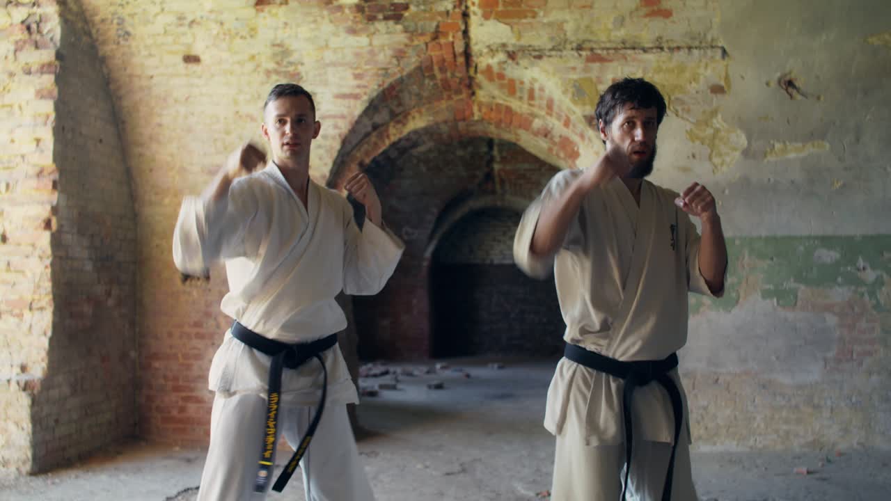 Terk Edilmiş Binada Karate Uygulayıcıları