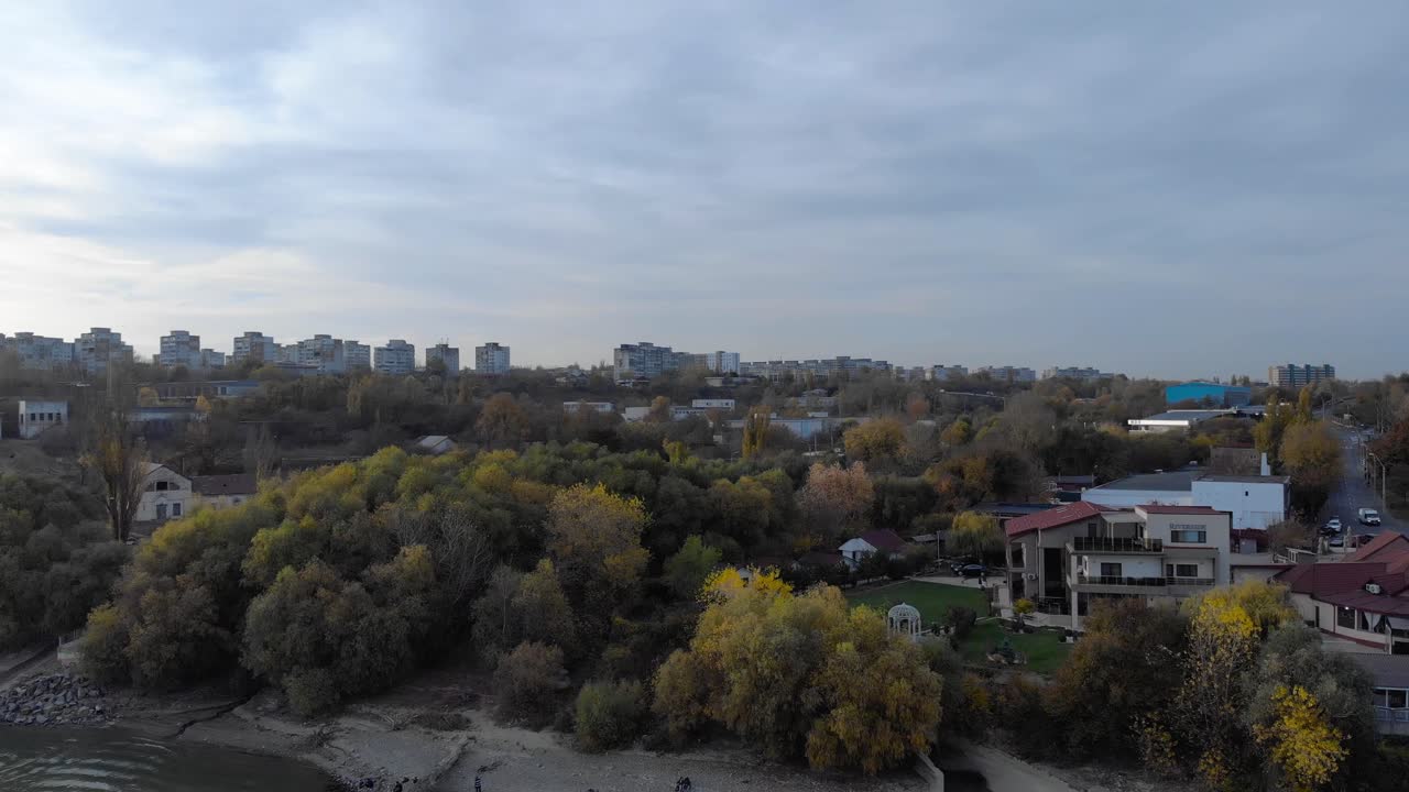 exuberante bosque verde en la orilla del río danubio en la ciudad de galati, moldavia occidental, rumania
