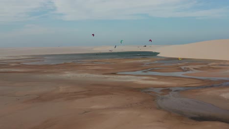 antena: kitesurf en las dunas de lencois maranhenses, norte de brasil