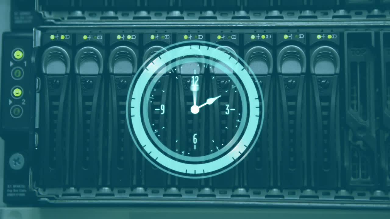 Animazione di orologio e elaborazione dati digitali su server informatici