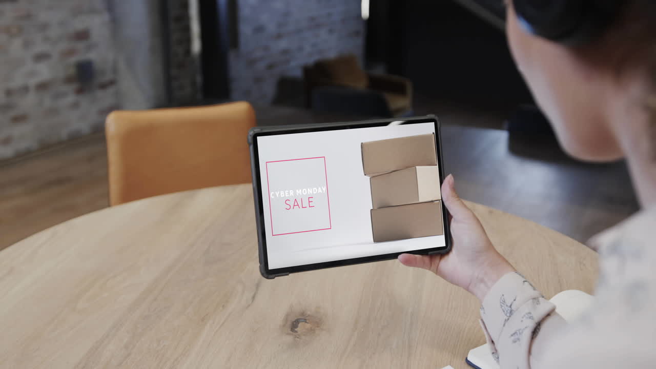 카페에서 태블릿을 사용하는 두 인종의 여성 사이버 월요일 판매 날 온라인 쇼핑, 슬로우 모션