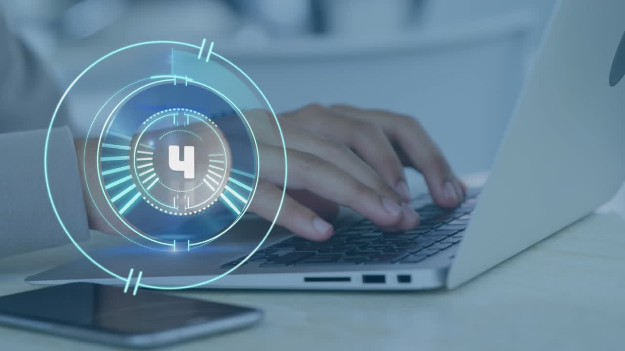 animación de cuenta atrás y escaneo de alcance sobre la mujer usando una computadora portátil