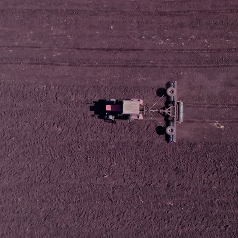 vista aérea de un tractor arando un campo
