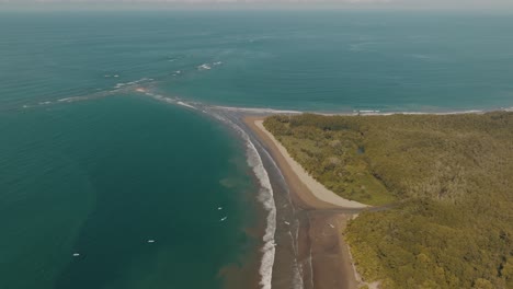 Vista-Aérea-De-La-Playa,-El-Bosque-Y-La-Ciudad-Costera-De-Cola-De-Ballena-En-Uvita,-Costa-Rica,-Centroamérica