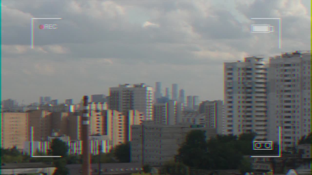 vista de la ciudad a través de una grabación de cámara distorsionada