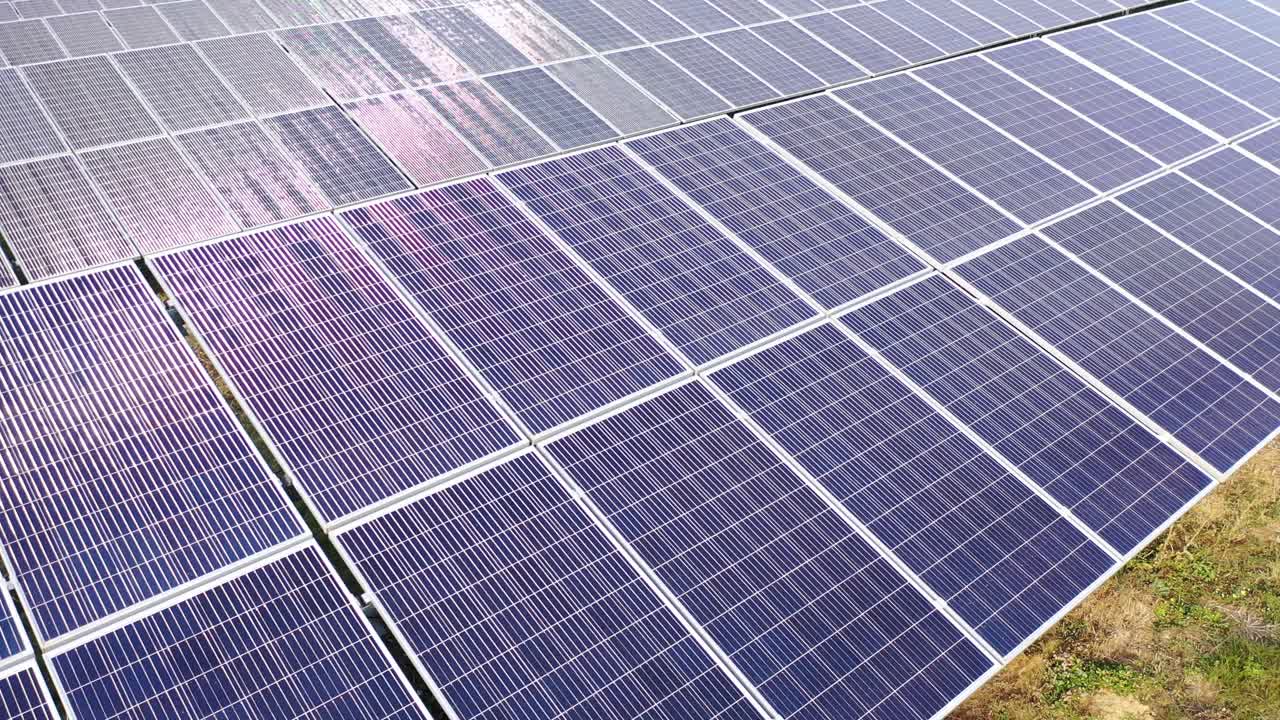 Vista aerea di pannelli solari fotovoltaici. Concetto di energia pulita, energia verde, energia rinnovabile. Concetto di energia alternativa