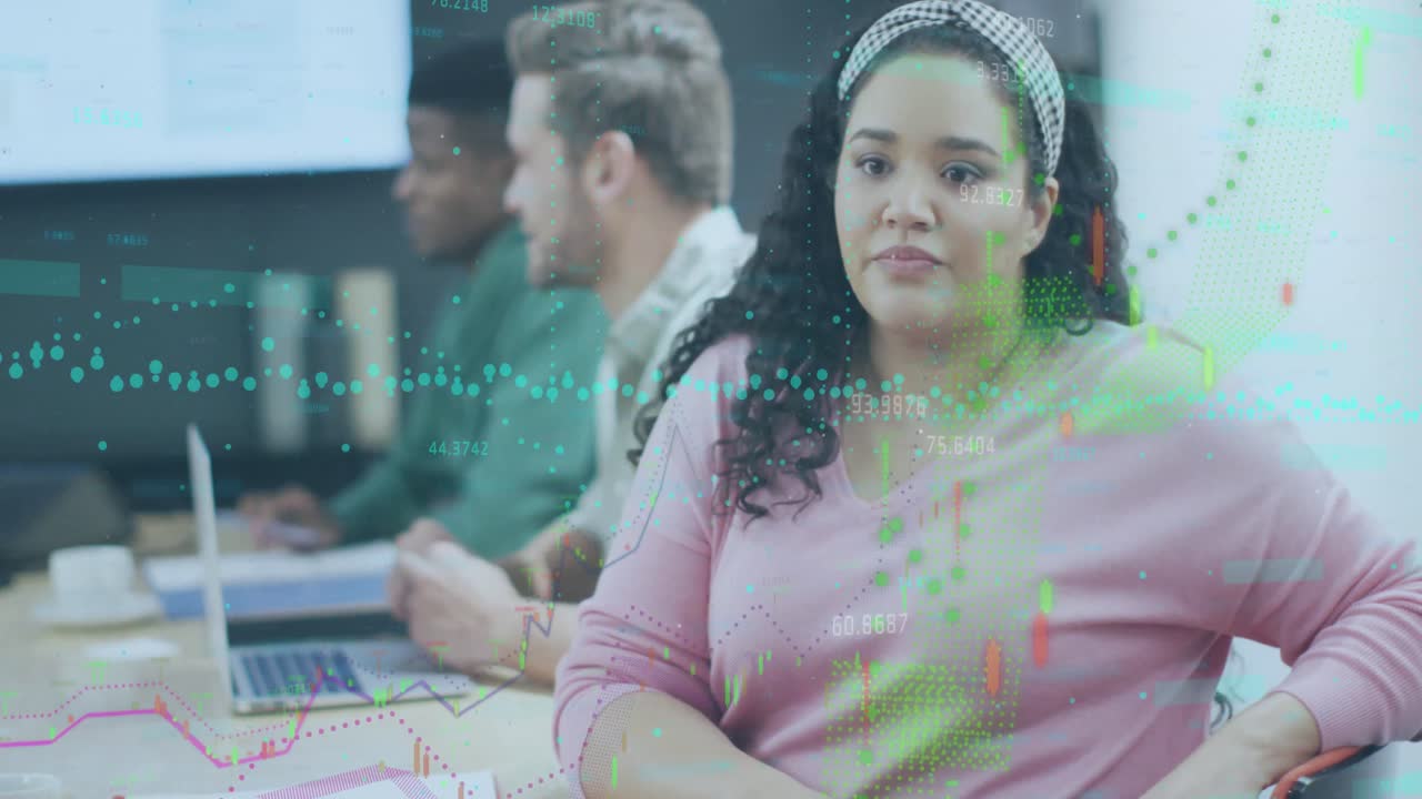 animación del procesamiento de datos financieros sobre diversas personas de negocios en la oficina