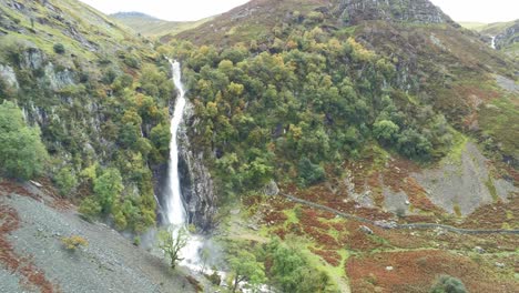 idílica cordillera de snowdonia aber falls falls national park vista aérea descendente inclinada hacia arriba