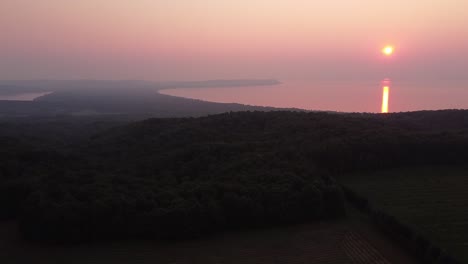 Vista-Escénica-De-La-Brillante-Reflexión-De-La-Puesta-De-Sol-Sobre-Las-Dunas-Del-Oso-Durmiente-A-Orillas-Del-Lago-Nacional-En-El-Punto-De-La-Pirámide-En-El-Condado-De-Leelanau-En-Michigan