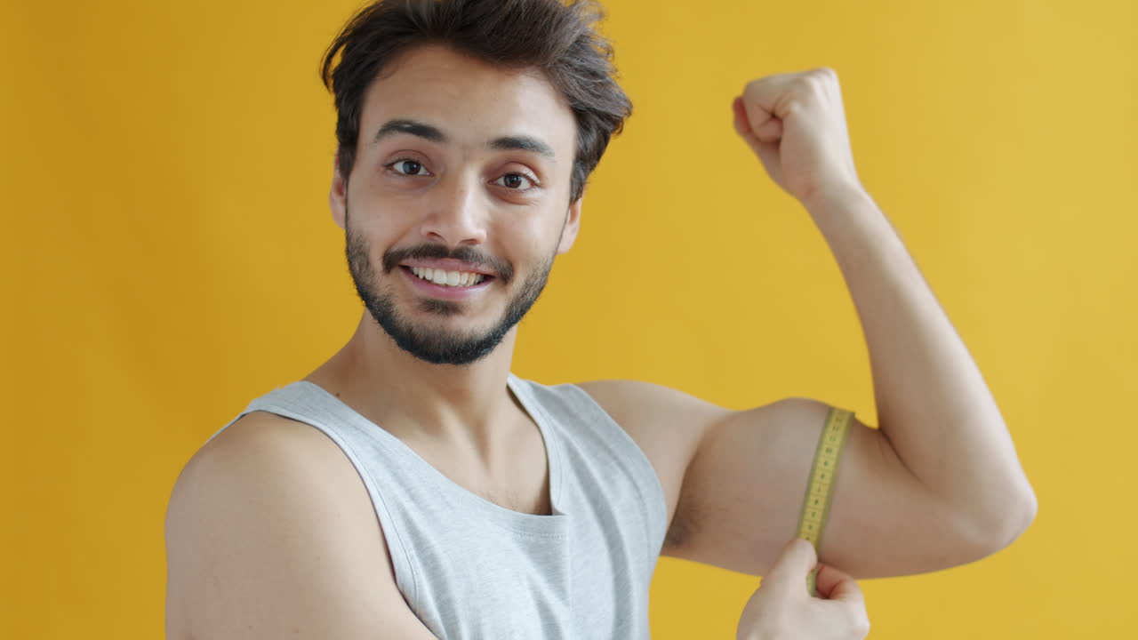 측정 테이프를 가진 사람 측정 팔