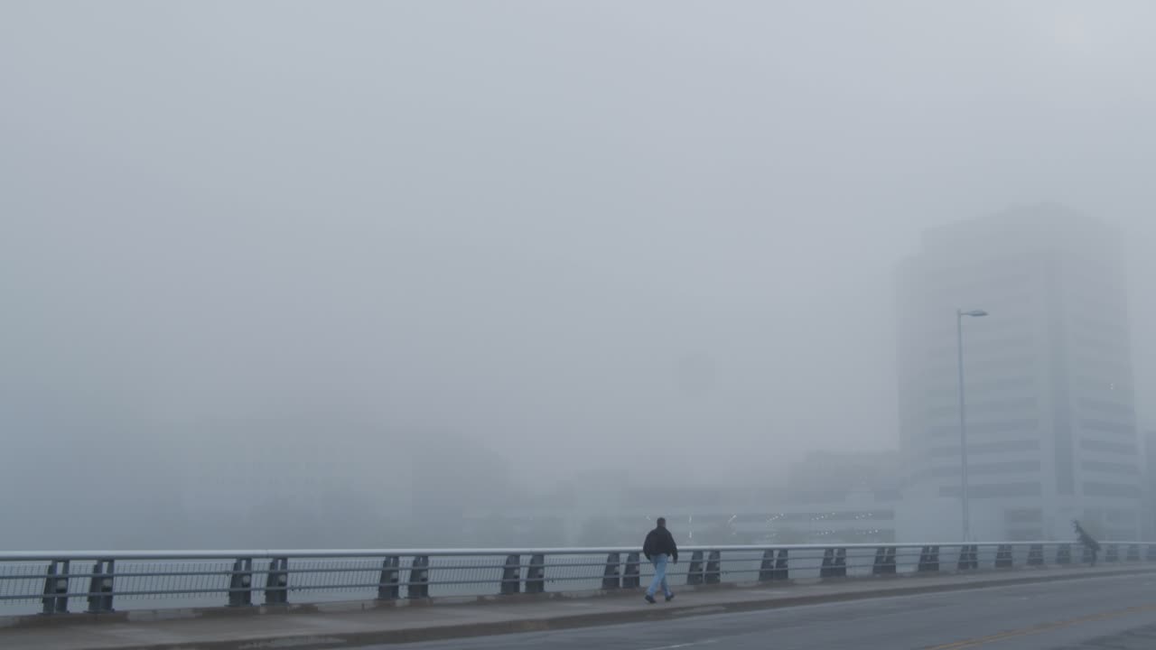 콜럼버스 오하이오 시내에서 안개가 자욱한 아침 동안 이른 아침 통근