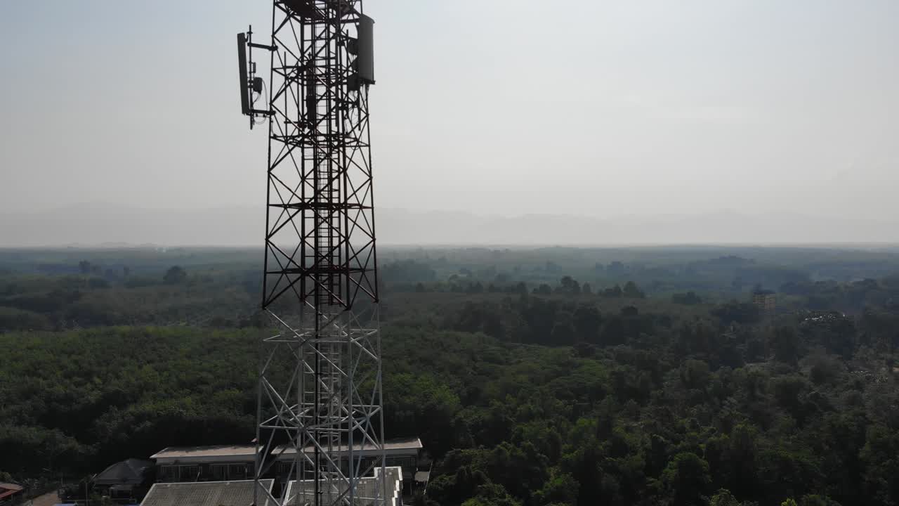 vista aérea. volar hasta la parte superior del mástil con el fondo escénico de la naturaleza por la mañana