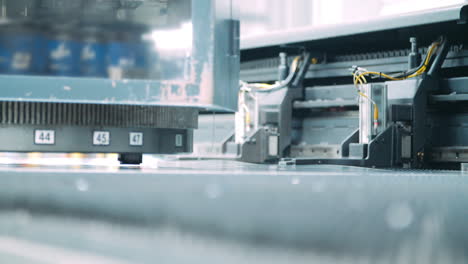 línea industrial automatizada con máquina de prensa de metal. equipo industrial moderno