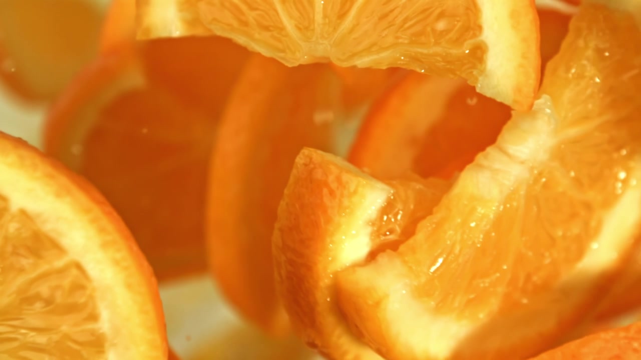 Fette d'arancia vivaci e bolle che galleggiano in acqua limpida