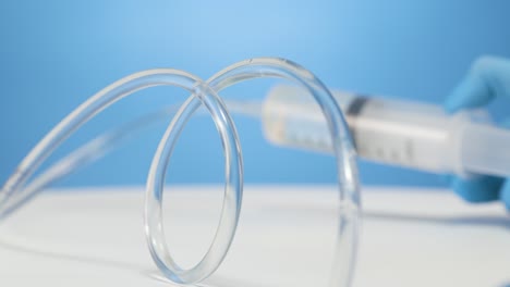 tubo médico de primer plano con un líquido transparente como el agua, jeringa borrosa
