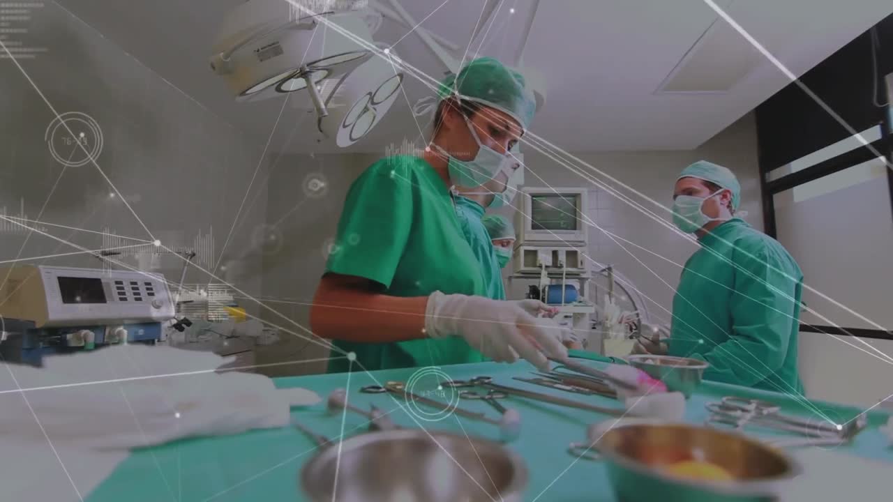 red de conexiones contra un grupo de cirujanos que realizan una operación en la sala de operaciones