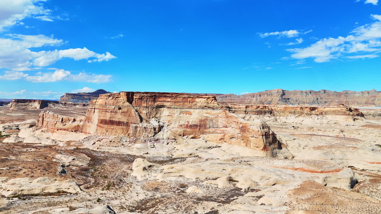 Volo ravvicinato alle rocce della scogliera nell'arido deserto Panorama dell'area ricreativa di Glen Canyon, Utah, USA