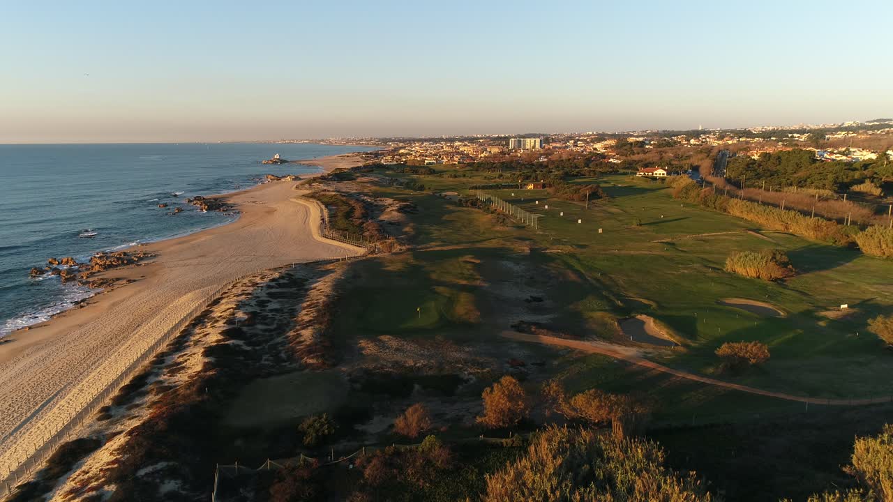 campo de golf de playa y la costa atlántica vista aérea