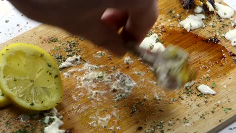 huesos de pollo comido con restos de carne