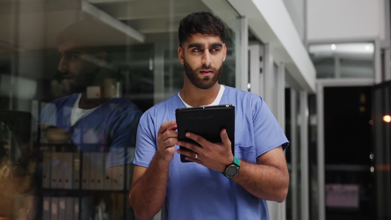 médico usando una tableta en un hospital