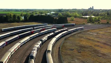 vista aérea de apartaderos ferroviarios con trenes y locomotoras.