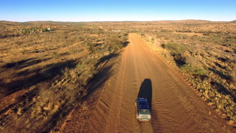 Fahrt-Durch-Die-Trockene-Landschaft-Namibias