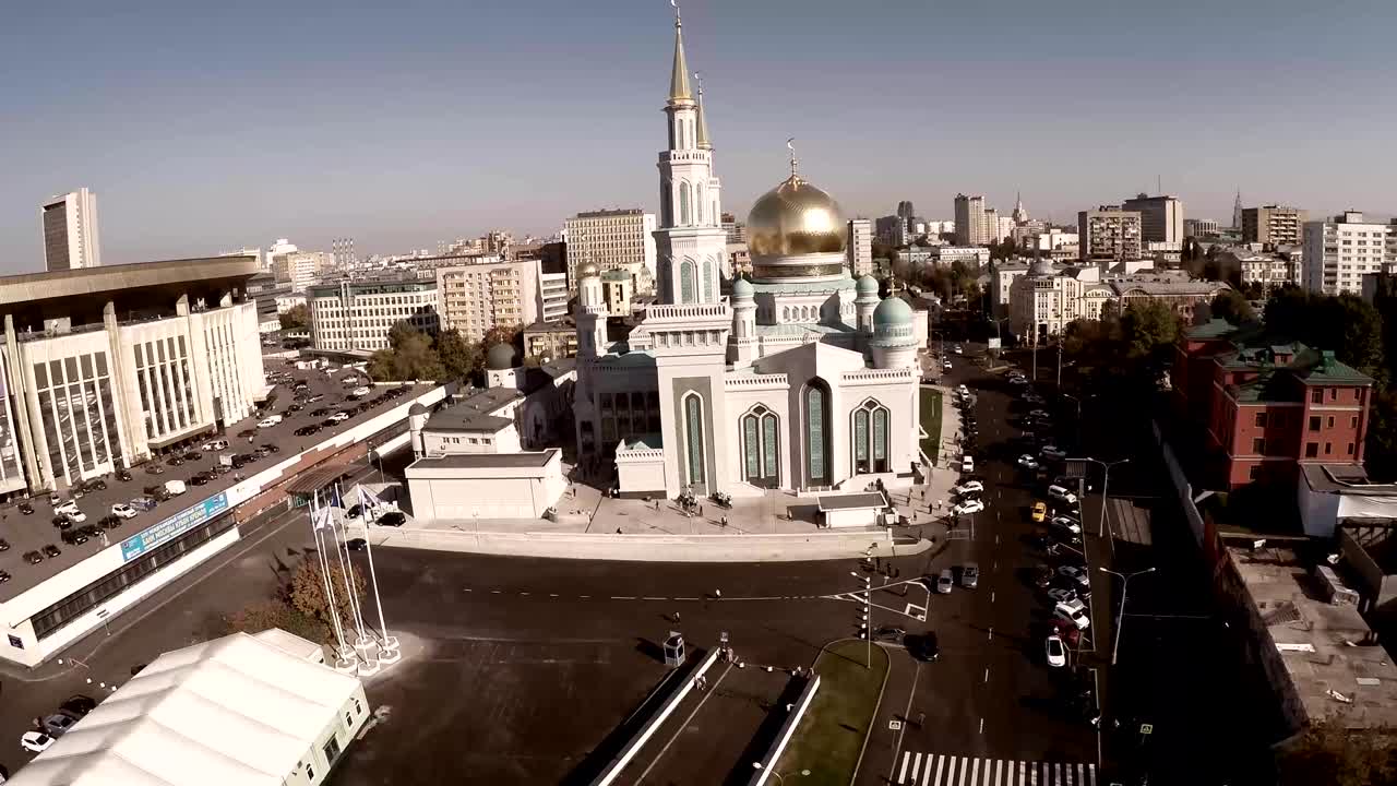 tomada aérea de la mezquita de la catedral de moscú. nueva construcción de religión en rusia. la más grande de europa. imágenes aéreas únicas de quadcopter. mezquita de la catedral de moscú, rusia. la mezquita principal de moscú, nuevo punto de referencia.