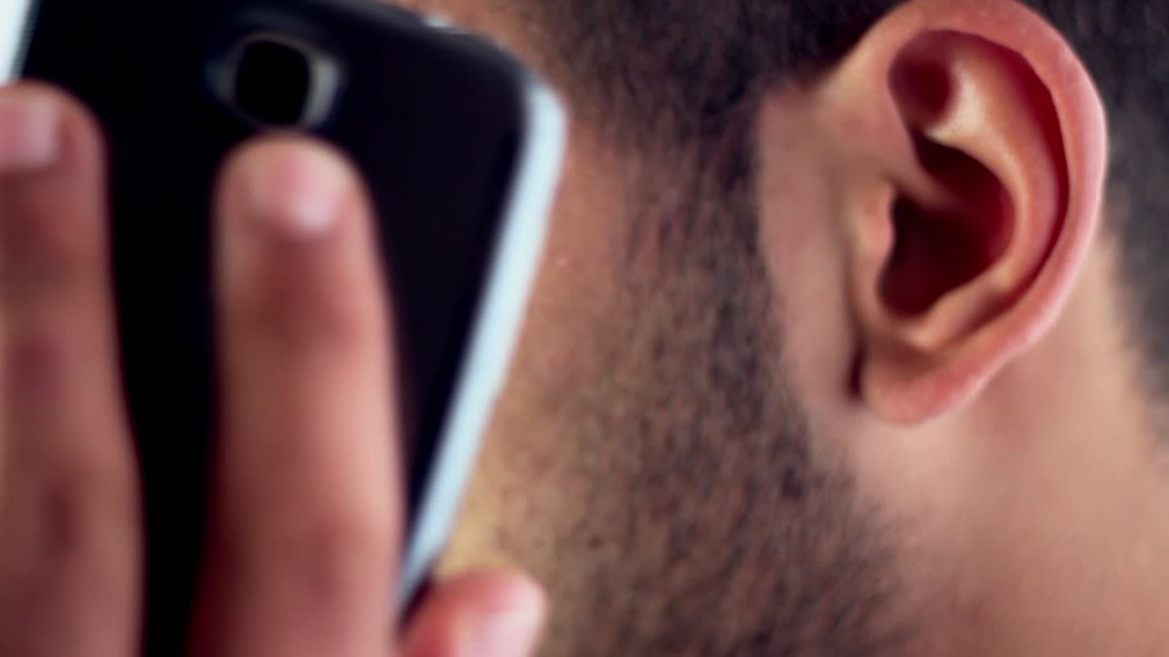 휴대 전화를 사용하는 사업가 12