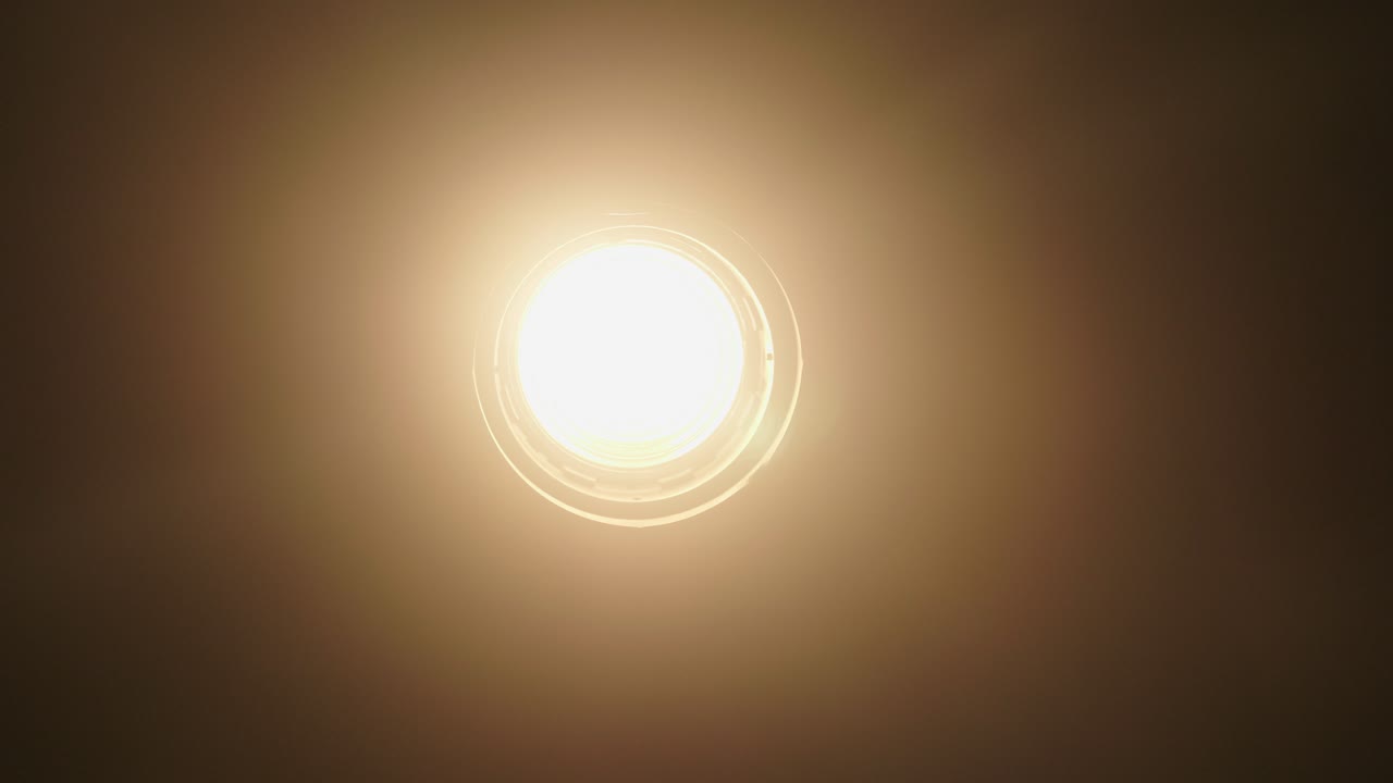 Luz Quente Iluminando e Escurecendo na Escuridão