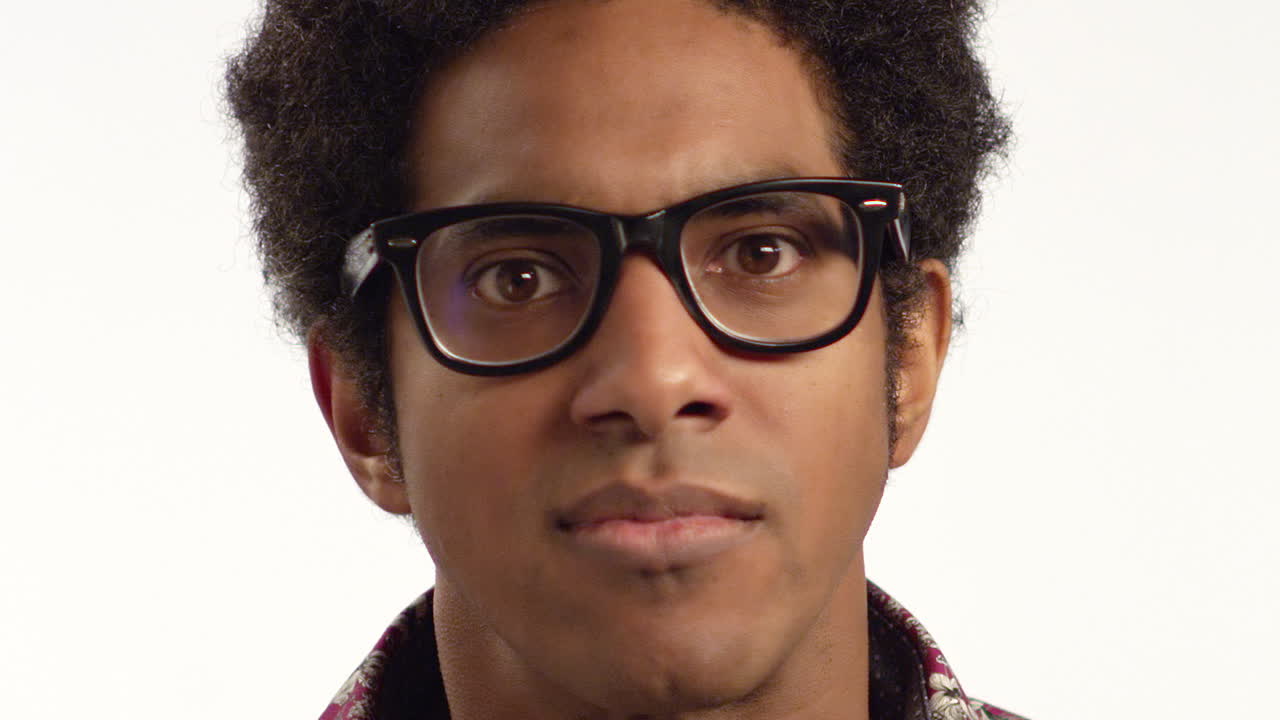 cu joven sacudiendo la cabeza a la cámara