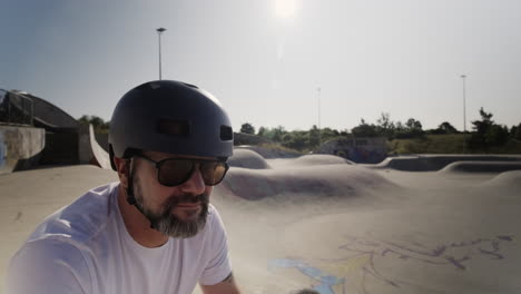 aventura alemana: viejo hombre blanco abrazando el surf skateboarding