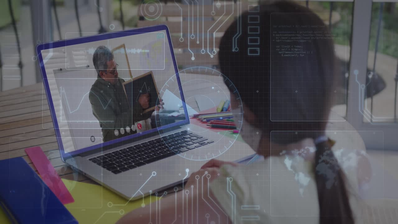 animación de escáner redondo y conexiones de microprocesador contra una chica que tiene una videollamada en una computadora portátil