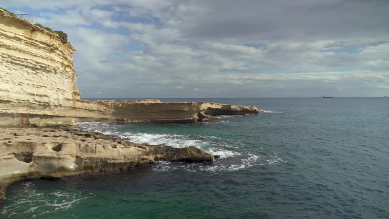 vista panorámica de la playa de piedra de la piscina de san pedro con pendiente de piedra caliza y mar mediterráneo