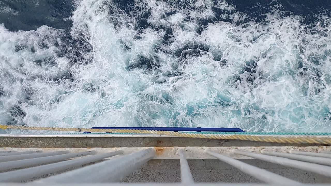 바다를 항해하는 배의 측면 너머로 보이는 풍경