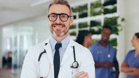 cara, hombre y médico con los brazos cruzados