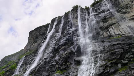 Fiordo-De-Geiranger,-Cascada-Siete-Hermanas.-Hermosa-Naturaleza-Paisaje-Natural-De-Noruega.